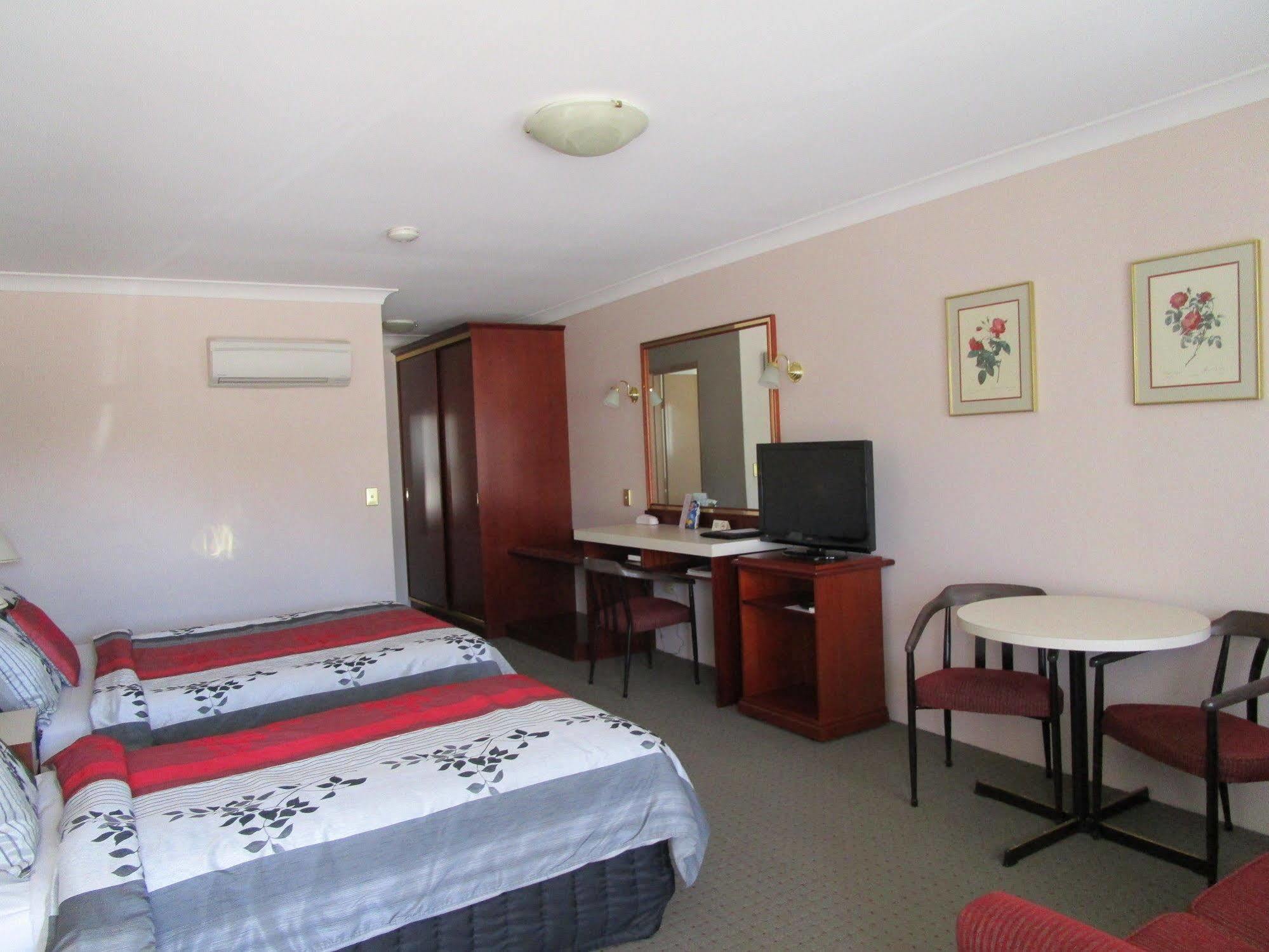 Southern Comfort Motor Inn Cootamundra Exterior photo